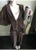 Conjunto de dos piezas para mujer de sudadera con capucha y cremallera estilo retro americano y pantalones de pierna ancha, adecuado para primavera y otoño, atuendo deportivo casual, holgado y adelgazante