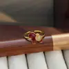 Anillo Abierto Color Vino Tinto con Incrustaciones de Diamantes de Circonita para el Año Nuevo 2026 Año del Caballo Año del Zodíaco Anillo Único Apilable para Mujeres
