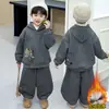 Conjunto de Sudadera de Forro Polar de Invierno para Niños 2025 Nuevo Estilo Coreano Conjunto Deportivo de Dos Piezas para Niños Pequeños y Medianos Ropa de Moda para Niños