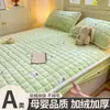Falda de Cama Acolchada de Vellón de Leche Invernal Cubrecama Engrosado Juego de Tres Piezas de Vellón de Coral Cálido Protector de Colchón Antideslizante