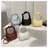 Bolso de Mano Pequeño Plateado Plegado para Mujer Verano 2025 Nuevo Bolso Dumpling Dulce Tira Colgante Bolso Cruzado para el Trabajo Moderno