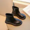Botas curtas para meninas, nova coleção de outono 2026, botas de couro versáteis para meninas pequenas, modernas e fáceis de combinar, botas antiderrapantes para bebês, coturnos infantis