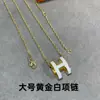 Collar Letra H de Hermes para Mujer, Colgante Cadena Clavícula Dorada con Esmalte V, Tamaño Mini Grande, Elegante, Lujo Ligero, Versátil, Sensación de Alta Gama