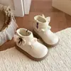 Botas Curtas com Laço Estilo Coreano para Meninas Chegada Nova Outono/Inverno 2026 Botas Pequenas de Couro Quentes com Pelúcia Botas de Tricô de Algodão com Superfície de Couro para Meninas