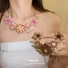 Collar colgante de flor acrílica incrustada de diamantes, cadena de clavícula estilo corte vintage, lujo ligero, sensación de alta gama, accesorio versátil, al por mayor