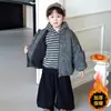 1118 Terno Masculino Outono e Inverno 2026 Novo Estilo Roupa Externa de Lã Infantil com Veludo e Espessamento Conjunto de Três Peças Roupas de Bebê