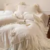 Juego de lujo de invierno estilo francés de cuatro piezas con delicado bordado, tela de terciopelo de leche, una funda nórdica de forro polar coral estilo princesa y una falda de cama cálida y engrosada