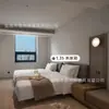 Mobiliário de Hotel Quarto Padrão Conjunto Completo Design Móveis de Madeira Maciça para Criar Quarto Modelo Cama de Hotel Base da Cama Mesinha de Cabeceira Reforma