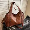 Bolso Vintage para Mujer Bolso Tote de Moda Versátil Remache Sentido de Alta Gama Gran Capacidad Hombro Portátil Axila Cruzado Viajero
