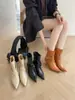 Botas de Cano Curto Finas Elásticas com Tira Cruzada e Fivela de Metal, Bico Fino e Salto Agulha, Novidade Outono/Inverno 2026, Botas de Tornozelo Retrô