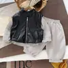 Conjunto de outfit de otoño para niño 2026 nuevo elegante chaqueta de cuero chaleco camisa de primavera y otoño conjunto de tres piezas ropa para niños