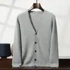 Suéter de cachemira con cuello en V para hombre, estilo urbano simple para papás, ropa exterior cálida, cárdigan de punto de cachemira de lujo ligero