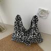 Bolsa Grande Capacidade Internet Estampa Leopardo Tendência Bolsa Feminina 2024 Nova Moda Fashion Texturizada Bolsa de Ombro Bolsa Axilar Mochila Elegante para Mulheres