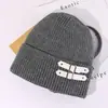 Gorro de Tricô com Fivela de Couro Estilo Americano para Homens e Mulheres, Comércio Transfronteiriço Outono e Inverno, Chapéu de Lã Versátil Emagrecedor, Chapéu Quente e à Prova de Frio