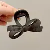 Pinza para el cabello de tamaño mediano de lunares blancos y negros estilo francés, diseñada para la parte trasera de la cabeza, un accesorio para el cabello nuevo y elegante con un aspecto sofisticado y con estilo