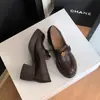 Versão em Couro de Mocassins Femininos Retro com Camélia, Slip-On com Aumento de Altura de 10cm, Salto Grosso Estilo Britânico, Sapatos Slip-On Versáteis