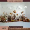 Escena de decoración de escaparate de tienda de ropa con flores de otoño, juncos, hierba y flores secas para una transmisión en vivo con temática femenina
