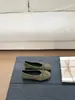 2026 sapatos baixos macios de camurça com laço retrô, bico redondo, estilo delicado, slip-on, sapatos de vovó