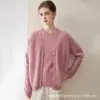 Nuevo conjunto de dos piezas versátil de punto trenzado de cuello redondo de manga corta suelto para mujer, cárdigan de cachemira 100% para otoño e invierno con botones dorados