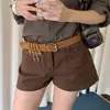 Cinto vintage de camurça estilo coreano com múltiplos ganchos, apresentando uma fivela de metal e um design que complementa shorts jeans, incorporando uma estética "old money".