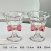 Taza alta con lazo rosa, copa de vino tinto de alto valor, copa de champán, copa de cóctel, taza de café