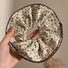 Goma para el pelo de encaje francés, un accesorio para el cabello de alta gama para mujer, perfecto para crear un moño o una cola de caballo elegante. Es un coletero delicado y elegante, disponible en tamaño grande