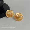Brincos stud geométricos banhados a ouro 18k com textura escovada, brincos de cruz irregulares exagerados únicos, brincos de alta qualidade para mulheres