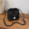 Bolsa Balde Leve de Grande Capacidade Simples Portátil Bolsa de Ombro Estilo Esportivo Nicho Casual Bolsa Transversal da Moda para Comutador para Mulheres