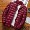 2023 Nueva Chaqueta de Invierno Ligera de Pluma y Algodón Acolchada de Algodón para Hombre Corta con Cuello Vertical Estilo Coreano Ajustada Ultradelgada Chaqueta Abrigo Talla Grande