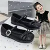 Nuevos zapatos para niñas mayores, colección primavera 2026, zapatos bajos de cuero estilo coreano en color plateado para niñas, zapatos de actuación y baile para niños
