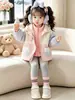 Jaqueta Infantil Feminina Gatinho com Laço Acolchoada de Algodão Três em Um 2026 Inverno Nova Jaqueta Estilosa Roupa Infantil