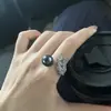 Anillo de Pluma de Perla Negra Elegante Tahitiana Diseño Abierto de Ins Moda de Gama Alta de Nicho Diamante de Alto Carbono Elegante