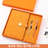 Conjunto de notebook A5 e caneta em estoque, ideal para reuniões e eventos corporativos, um presente prático com opções de personalização de logotipo.