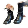 Versão em Couro de Vaca~Estilo Britânico Elegantes Botas de Cavaleiro Slimming em Couro Genuíno com Retalhos Femininas Fivela de Couro Salto Grosso Botas Retro de Cano Médio