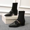 Botas Femininas de Outono e Inverno Novas Retro Bico Fino Tira com Fivela Salto Grosso Moda Botas Curtas de Camurça Costura Zíper nas Costas