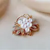 Nova Broche de Pérola de Design Original de Alto Padrão, com Decoração de Pequena Camélia Floral Perfumada, Disponível para Atacado