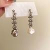 Aretes asimétricos estilo frío barroco retro de perla natural, lujo ligero, sentido de alta gama, nicho, joyería para la oreja, venta al por mayor, moda