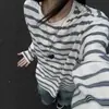 Camiseta retrô listrada estilo Hong Kong, camiseta masculina de manga longa com gola redonda, camiseta casual de corte solto, camiseta juvenil