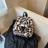 Bolsa de Felpa Portátil de Moda Casual Estilo Coreano al por Mayor para Mujer Nueva para Otoño e Invierno 2025 Bolso de Piel Mochila con Estampado de Leopardo