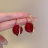 Pendientes de perlas rojas grandes para mujer, diseño de nicho, sentido avanzado, pendientes de estilo extranjero de Año Nuevo 2024.