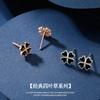 Pendientes de trébol de cuatro hojas con diseño de uña de plata esterlina s999 para mujer, pendientes de alta gama con sentido del viento frío, pendientes de temperamento de lujo para mujer.