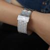 Pulsera de acero de titanio chapada en oro estilo palaciego retro europeo y americano, pulsera con diseño de panal de abeja de personalidad, joyería de moda, pulsera con incrustaciones de diamantes