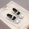 Nuevos zapatos Mary Jane de suela plana para niños con aumento de altura interior versátil para niñas, verano 2026, elegantes zapatos de vestir de corte bajo