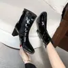Botas Versáteis de Salto Alto com Bico Quadrado Femininas Outono Inverno Botas Curtas de Couro Patente Baixo Brilhantes Emagrecedoras Salto Grosso Botas Estilo Martin 2026 Novo Estilo