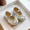 Sapatos de Princesa de Renda para Meninas Sapatos Simples de Boca Rasa para Meninas Outono 2025 Novos Mary Janes Sapatos Pequenos de Couro com Laço Infantil Coreano