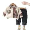 Conjunto de Jaqueta de Couro Duas Peças para Meninos com Lapelas de Cor Contrastante, Jacquard de Animal Cartoon e Design Patchwork, Adequado para Primavera e Outono, Roupa Infantil da Moda