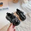 Zapatos pequeños de piel para niña, nueva colección primavera/verano 2026, zapatos infantiles con lazo de pedrería, perlas y detalles de encaje