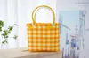 Nova bolsa de piquenique de primavera, bolsa de palha grande, esquema de cores rosa fofo, design xadrez color-block fresco e estiloso