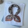 Bufanda pequeña de lino y algodón con estampado de leopardo, personalizada, estilo europeo y americano, cuadrada, para mujer, transpirable, suave, con protección para el cuello, 2024