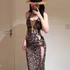 Vestido Largo Negro Hueco que Estiliza la Figura y Cubre el Cuerpo, Escote en V Profundo, Sexy y de Alta Gama Conjunto de Bikini de Tres Piezas para Vacaciones en la Isla y Aguas Termales